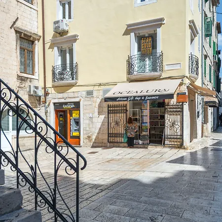 Palace Luxury Retreat Апартаменты *